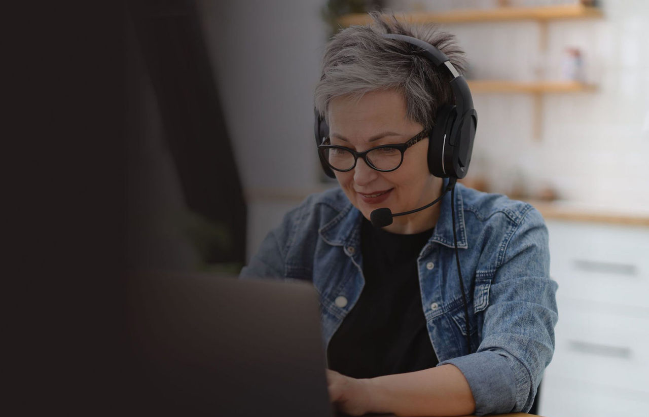 Noi somrient amb barret mirant a l'esquerra