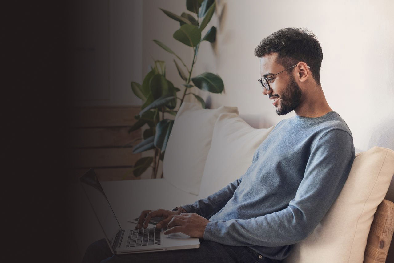 Noi somrient amb barret mirant a l'esquerra