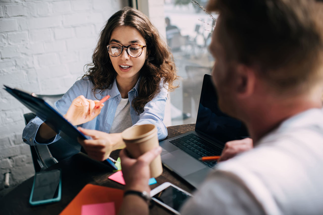 Noi treballant amb un portàtil