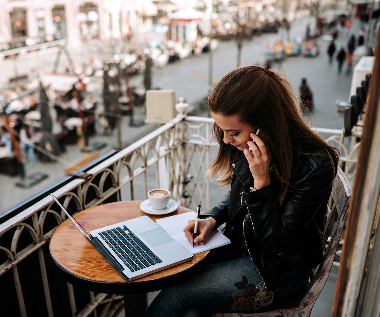 Noi treballant amb un telèfon