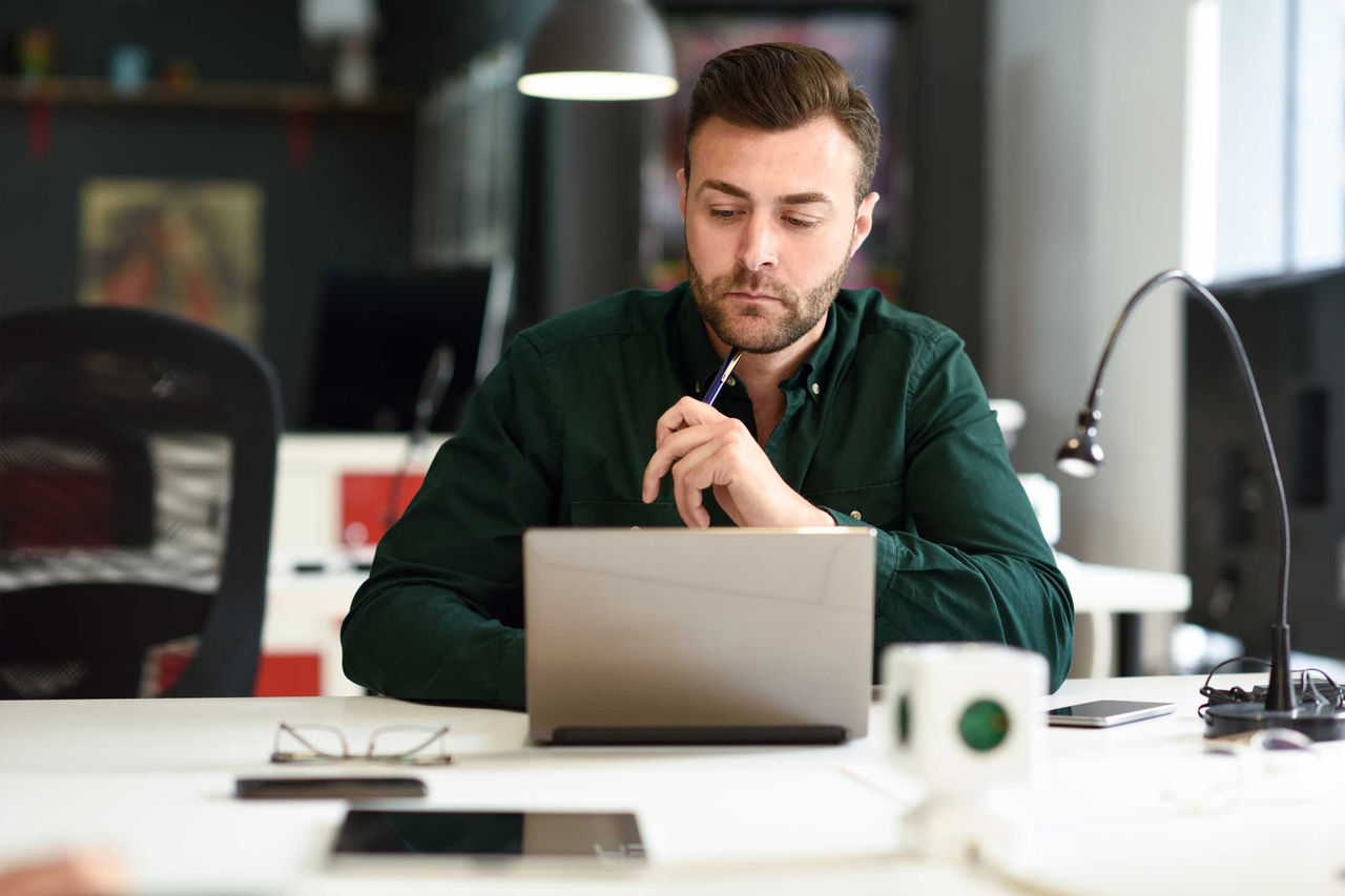 Un hombre joven trabajando en su doctorado universitario 