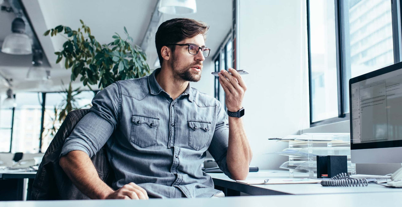 Noi somrient amb barret mirant a l'esquerra