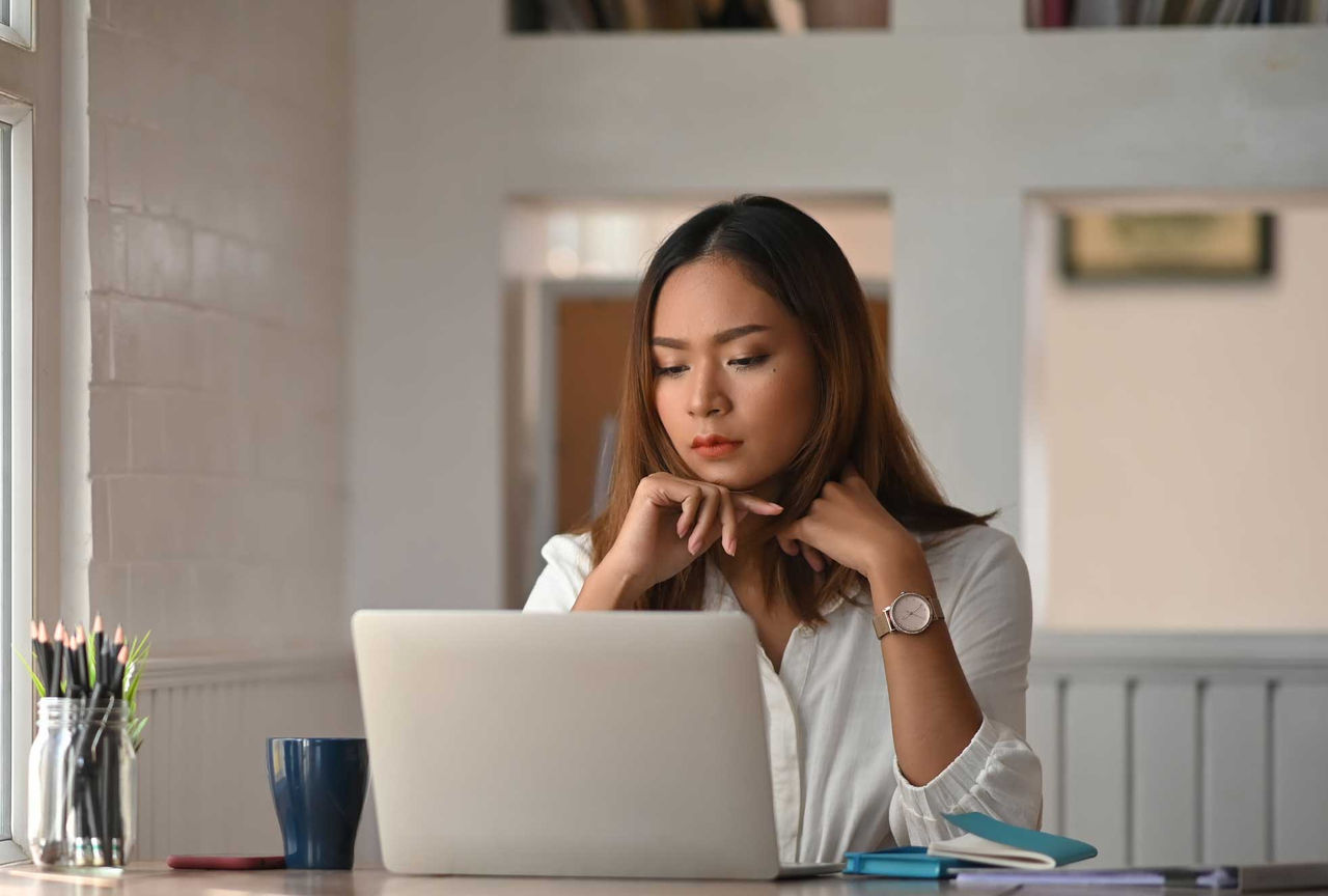 Noi somrient amb barret mirant a l'esquerra