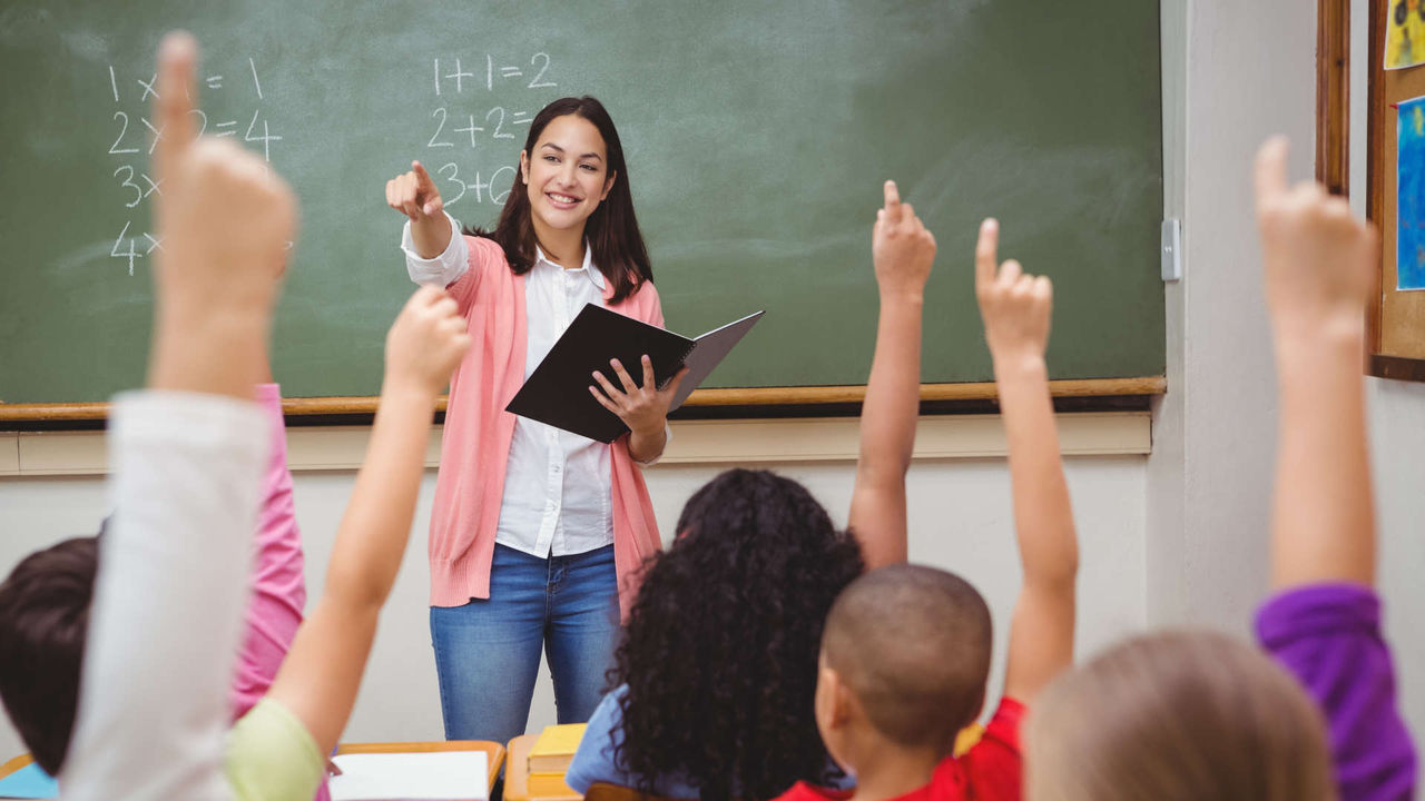Maestra en el aula de una escuela