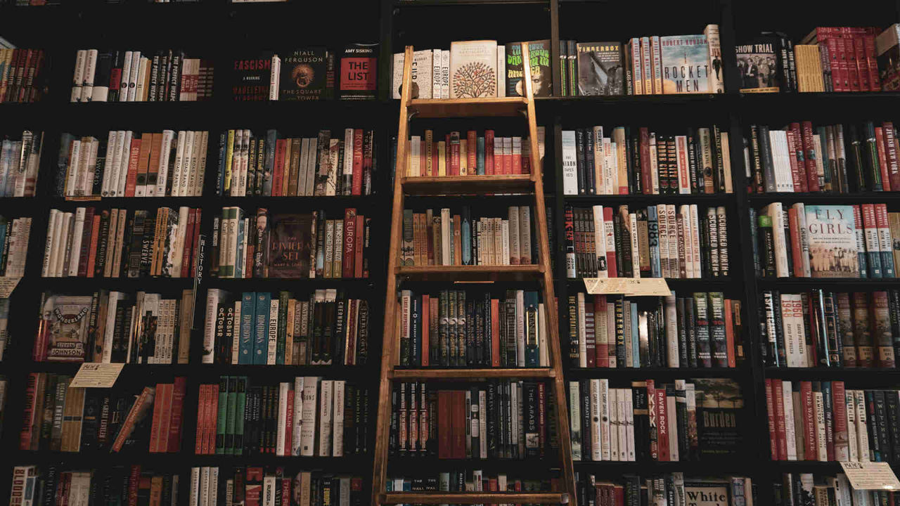 librería con libros y escalera