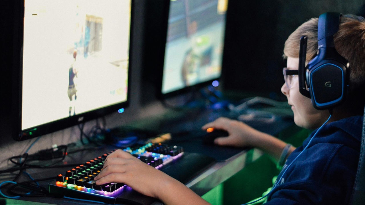 un joven jugando a videojuegos