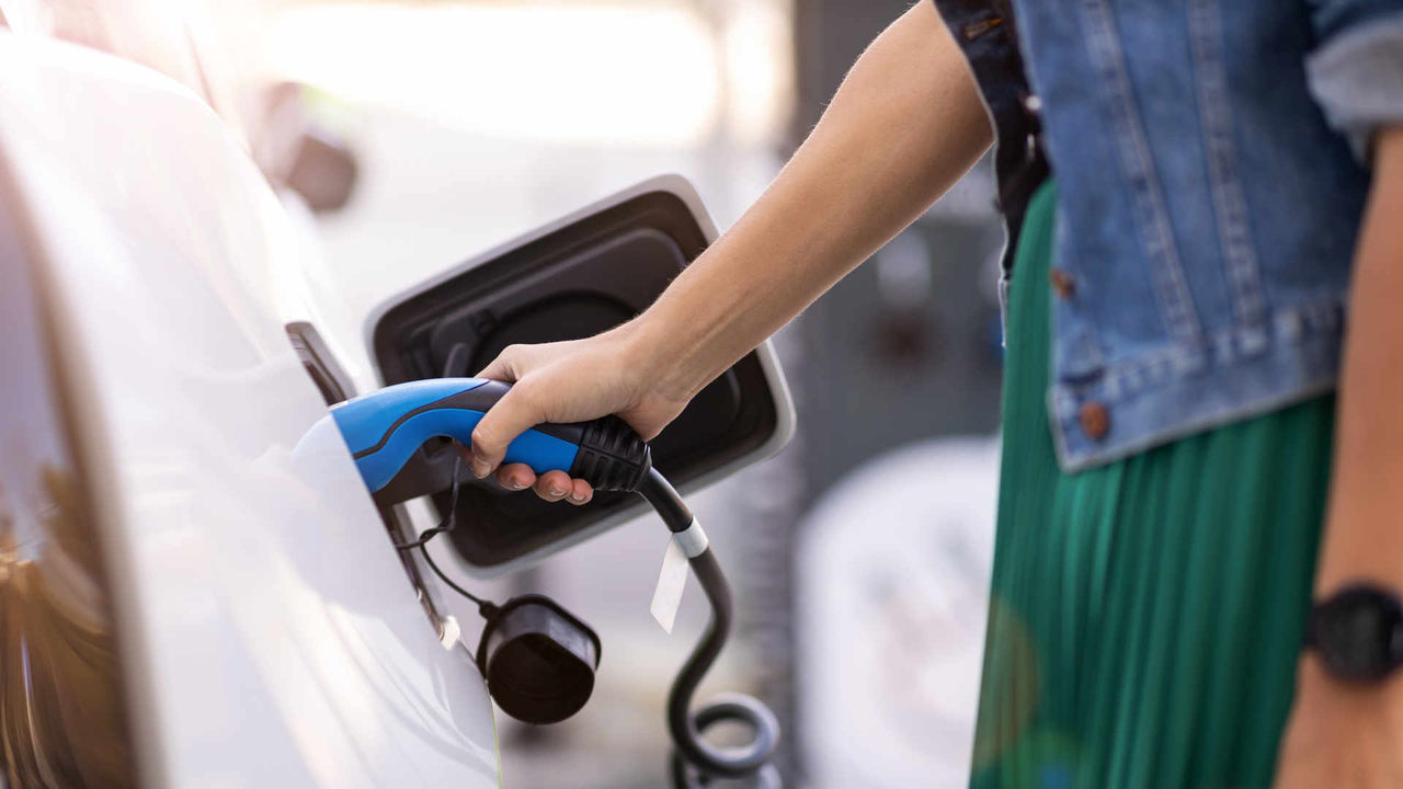 cargando un coche eléctrico