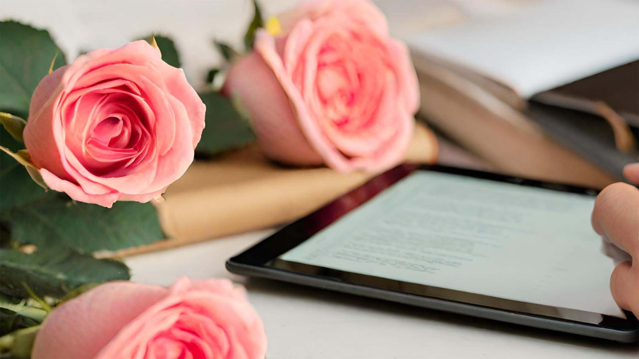 Foto de unas rosas y una pantalla de ipad