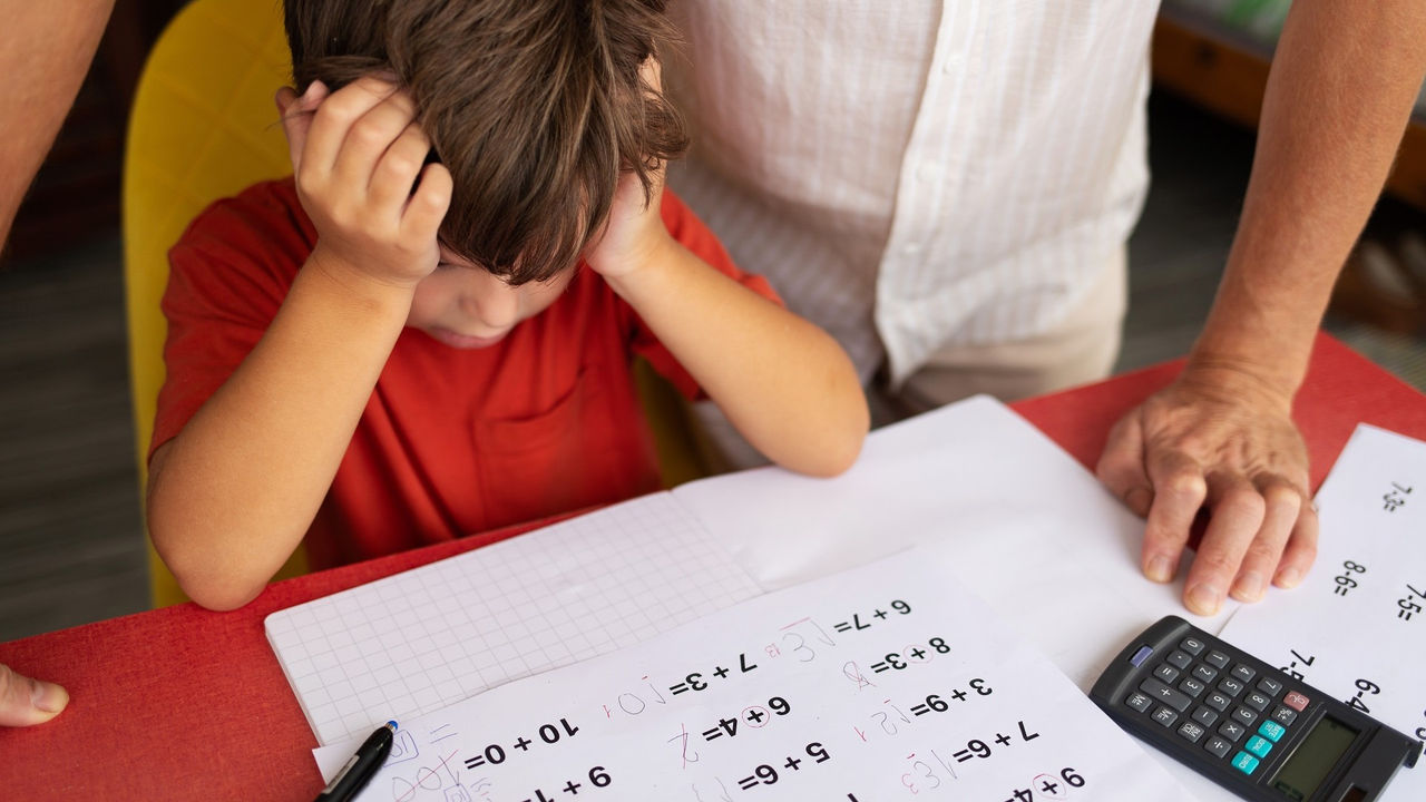 Niño estudiando matemáticas