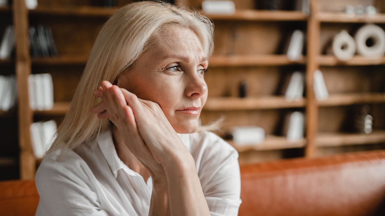 Mujer con pelo blanco