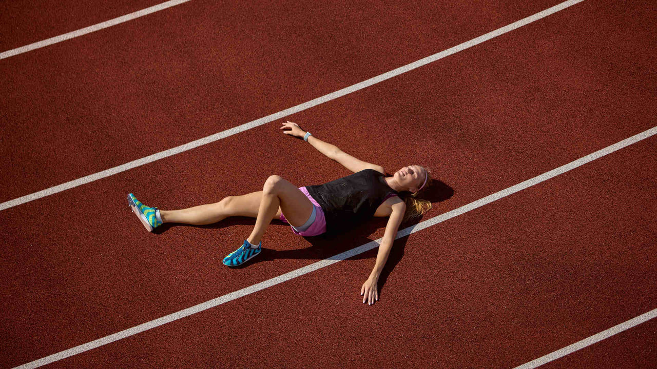 Atleta descansando en pista
