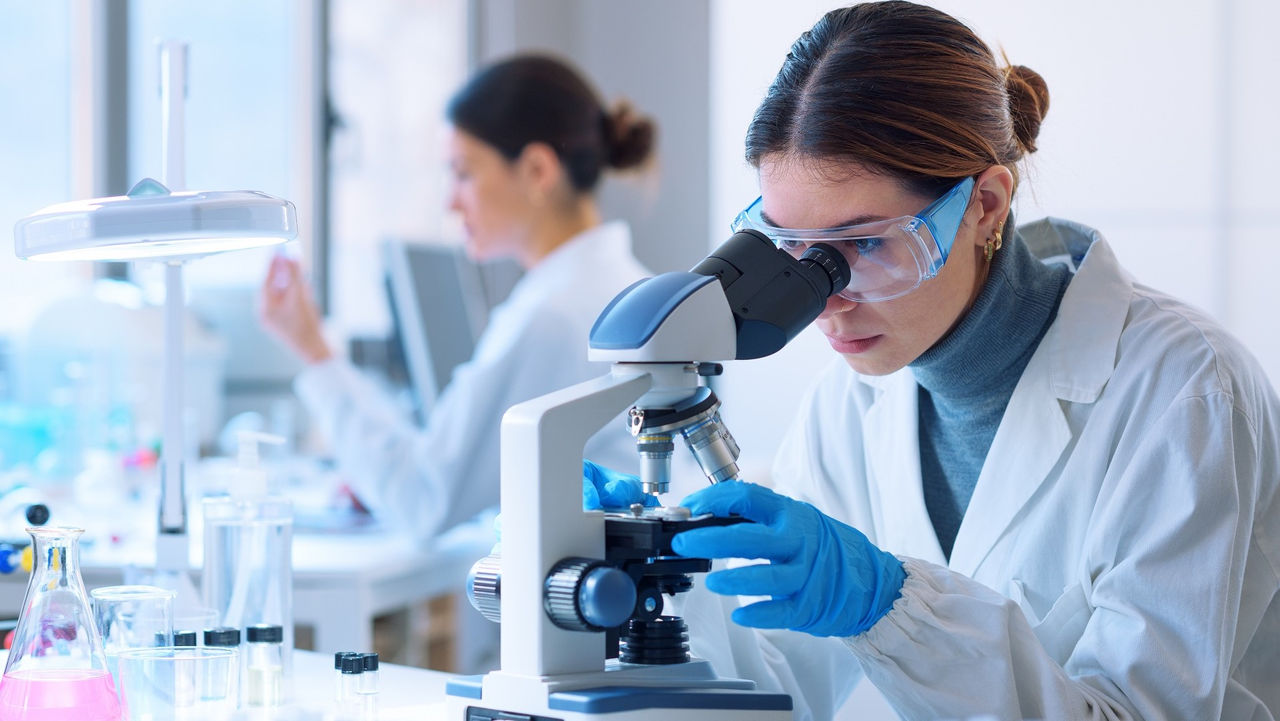 Investigadora en un laboratorio