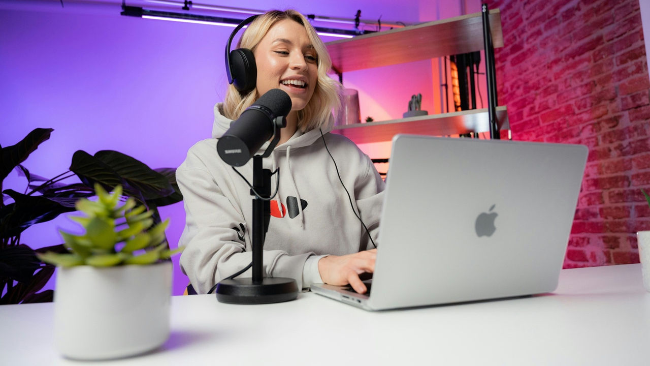 Chica graba pódcast