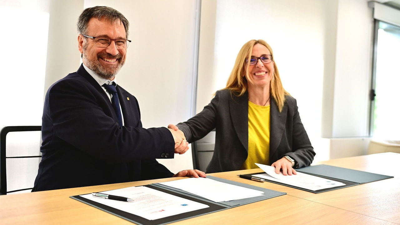 Política Lingüística y la UOC firman un convenio para impulsar el Voluntariat per la llengua