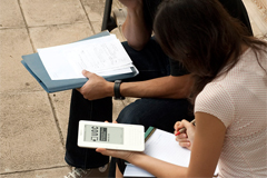 Estudiantes con dispositivos mviles