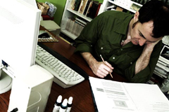 Persona treballant des de casa