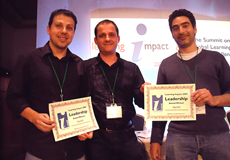 Mag Almirall, director de Tecnologia Educativa de la UOC, Francesc Santanach, tamb de Tecnologia Educativa, i Xavier Aracil, responsable del projecte <i>MyUOC</i>, van recollir el guard durant el Learning Impact 2009.