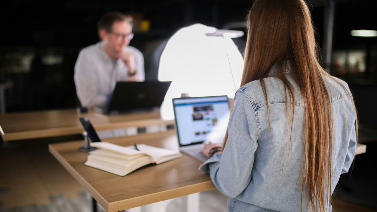 L'informe identifica el top 10 de les ocupacions i competències més sol·licitades en un context marcat per la transformació digital i la transició ecològica. (Foto: TheStandingDesk / Unsplash)